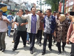 Sultan HB X Berjalan Kaki Nikmati Suasana Malioboro Yang Bebas PKL