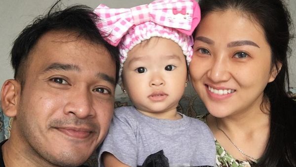 Foto-foto Ini Tunjukkan Ruben-Sarwendah Orang Tua yang Sederhana