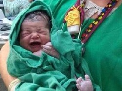 Ada Penampakan, Foto Lahiran Ini Bikin Heboh di Internet