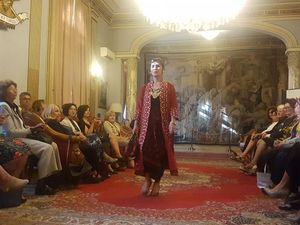 Bangga! Keunikan Batik Indonesia Memesona Warga Italia di Roma