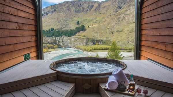 Foto: Kolam Spa di Pinggir Tebing, Ngeri Atau Cantik?