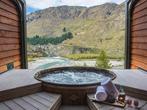 Foto: Kolam Spa di Pinggir Tebing, Ngeri Atau Cantik?