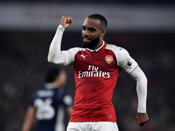 Ada Saran Sang Ibu di Balik Keputusan Lacazette Jadi Striker