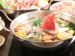 Duh! Pramusaji Terpeleset, Kuah Panas Hot Pot Kenai Anak Kecil