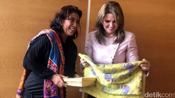 Hangat, Susi Beri Kain Batik ke Menteri Perikanan Ekuador