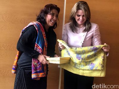 Hangat, Susi Beri Kain Batik ke Menteri Perikanan Ekuador