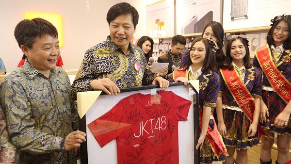 Pendiri Xiaomi Berbatik Datang ke Bekasi Disambut JKT48
