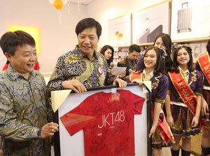 Pendiri Xiaomi Berbatik Datang ke Bekasi Disambut JKT48 Pendiri Xiaomi Berbatik Datang ke Bekasi Disambut JKT48