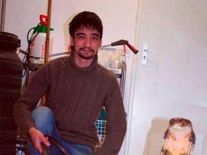 Istri Selingkuh, YouTuber Ini Live Bunuh Diri Pakai Ular Berbisa