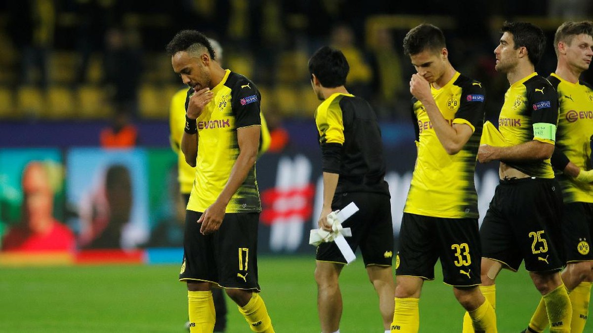 Borussia Dortmund tertunduk di kandangnya sendiri usai ditekuk Real Madrid 1-3. Foto: Leon Kuegeler/Reuters
