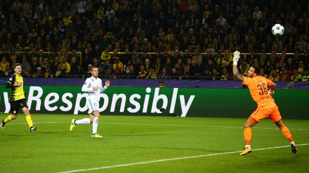 Tendangan voli Gareth Bale tak mampu dijangkau penjaga gawang Dortmund Roman Burki.