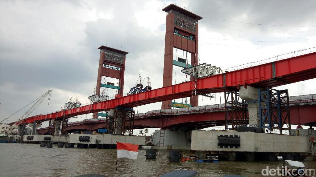 Foto: LRT Berdampingan dengan Jembatan Ampera, Warga Bangga