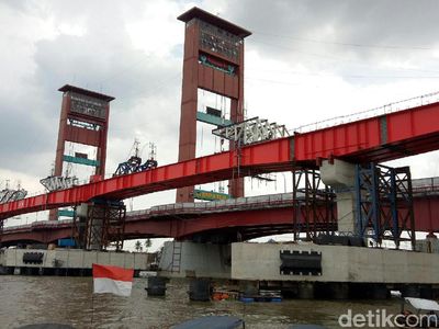 Foto: LRT Berdampingan dengan Jembatan Ampera, Warga Bangga