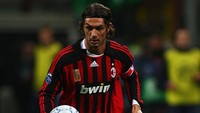 Bek tengah - Paolo Maldini. Sir Alex Ferguson pernah menjajaki kemungkinan menggaet bek legendaris itu, tapi dapat penolakan keras dari Cesare Maldini. Apalagi trah Maldini memang sangat Milan. (Foto: Mike Hewitt/Getty Images)