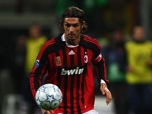 Maldini Hingga Messi: Atas Nama Cinta Bertahan di Satu Klub