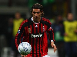 Paolo Maldini diplot Pirlo sebagai bek tengah. Maldini dianggap salah satu bek terbaik sepanjang masa, sampai-sampai nomor punggungnya, 3, diabadikan Milan. Bersama Pirlo, keduanya juga sukses besar dengan meraih berbagai gelar, dari scudetto sampai Liga Champions. (Foto: Mike Hewitt/Getty Images)