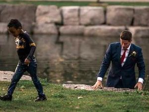 Pengantin Pria Kuyup Selamatkan Bocah Tenggelam