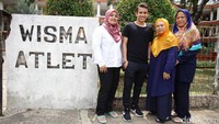 Tapi siapa sangka, orang tua Egy sempat memarahi sang anak bila dirinya bermain bola sampai lupa waktu. Apalagi, ketika dia tak pulang-pulang saat matahari terbenam dan adzan Magrib berkumandang. 