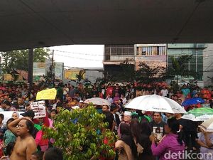 Gelar Aksi, Warga Duri Pulo Gambir Tolak Lintasan KA Ditutup
