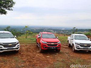 Kotor-kotoran di Tanah Bareng Mobil Pikap Amerika Kotor-kotoran di Tanah Bareng Mobil Pikap Amerika