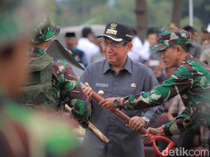 TNI Bersama Warga Sumedang Bangun Jembatan dan Jalan Desa