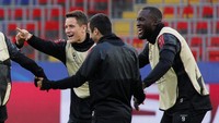 Romelu Lukaku bersama Ander Herrera dan Henrikh Mkhitaryan. Sudah bikin 8 gol di semua kompetisi musim ini, dia akan jadi harapan The Red Devils mencetak gol dan membawa pulang poin. (REUTERS/Maxim Shemetov)