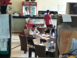 Nurdin Halid Bertemu Yorrys Raweyai di Restoran Belakang DPR