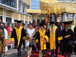 Puan Maharani Dampingi Megawati Terima Gelar Honoris Causa