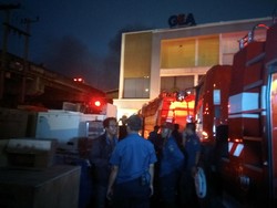 Enam Jam Membara, Api yang Membakar Gudang Mesin Pendingin Padam