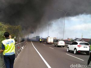 Kebakaran Gudang Mesin Pendingin, Tol Waru-Juanda Sempat Ditutup