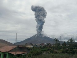 Aktivitas Masih Tinggi, Gunung Sinabung 4 Kali Erupsi Hari Ini