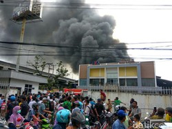 10 Unit PMK Diterjunkan Padamkan Kebakaran Gudang Mesin Pendingin