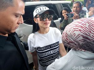 Syahrini Pakai Topi Gucci Saat Diperiksa di Bareskrim