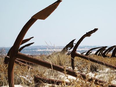 Foto: Pantai yang Dipenuhi Jangkar Kuno