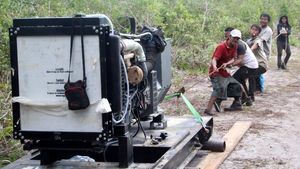 Tembus Hutan, PLN Terangi Pulau Terpencil di Bangka