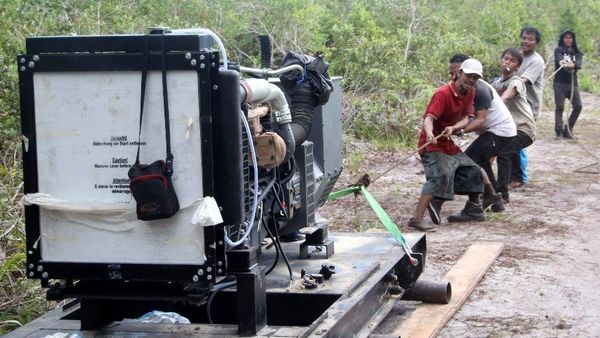 Tembus Hutan, PLN Terangi Pulau Terpencil di Bangka