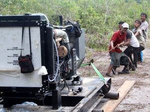 Tembus Hutan, PLN Terangi Pulau Terpencil di Bangka