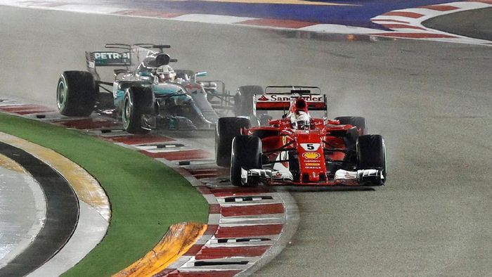 Sebastian Vettel dan Lewis Hamilton di GP Singapura (Edgar Su/Reuters) Sebastian Vettel dan Lewis Hamilton di GP Singapura (Edgar Su/Reuters)