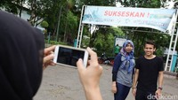 Di Ragunan pun, banyak warga yang sengaja menyambanginya untuk sekadar berfoto bersama sang idola.