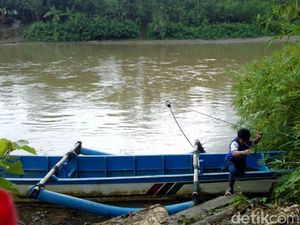 Jembatan Bambu Hanyut, Pak Guru Ini Kembali Naik Perahu Bocor