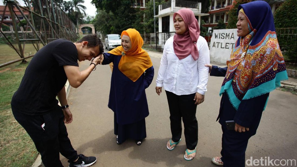 Egy Maulana Fikri saat bertemu dengan guru-guru di SMA Ragunan, Jakarta Selatan. (Hasan Alhabshy/detikSport)