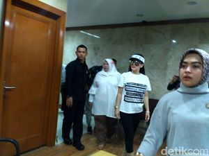 Bertopi Gucci, Syahrini Datangi Bareskrim: Nanti Ngobrol Ya