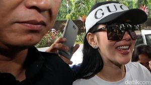 Foto: Topi Gucci dan Kacamata Trapesium, Begini Gaya Syahrini ke Bareskrim