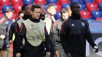 Erick Baily bersama Ander Herrera. Buat Bailly laga dengan CSKA akan menjadi debut dia di Liga Champions, sang bek absen di matchday pertama akibat dikartu merah pada semifinal Liga Europa musim lalu. (Maxim Shemetov/REUTERS)