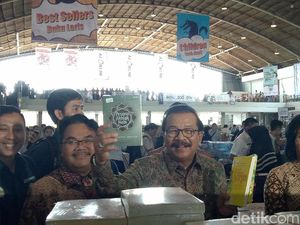 Ini Buku Incaran Pakde Karwo di Big Bad Wolf Surabaya Ini Buku Incaran Pakde Karwo di Big Bad Wolf Surabaya