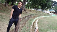 Jasa Sang ayah juga tak bisa dilupakan oleh Egy, karena beliaulah yang kemudian mendaftarkan Egy ke Sekolah Sepakbola Taman Setiabudi Indah (Tasbih) sejak dirinya duduk di kelas 1 SD. Egy pun mendapatkan taman bermain di sana. 