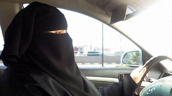 Wanita Arab Saudi Akhirnya Boleh Menyetir Sendiri
