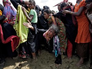 Potret Memprihatinkan Pengungsi Rohingya Saat Antre Bantuan