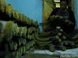 Hidup dari Sapu Gelagah di Dataran Tinggi Dieng