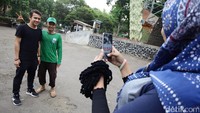 Tak sedikit yang mengenal dan melihatnya langsung mengajak berfoto bersama.